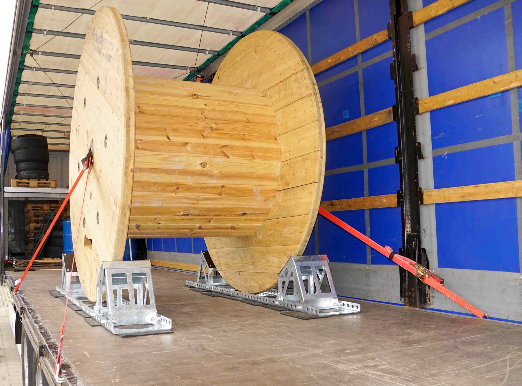 Verstellbare Ladungssicherung für Kabeltrommeln bis Ø 2.800 mm