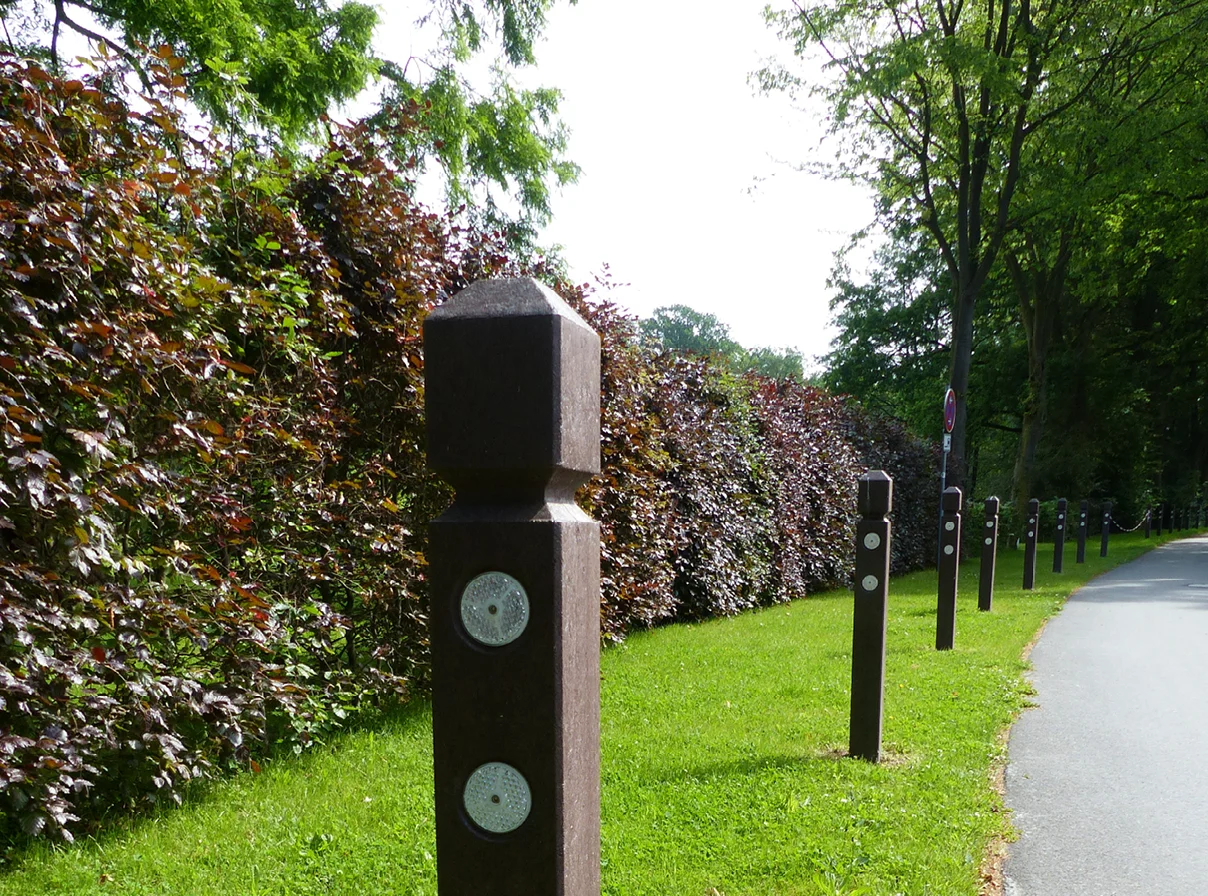 Poller mit Pyramidenkopf aus Recycling-Kunststoff, braun