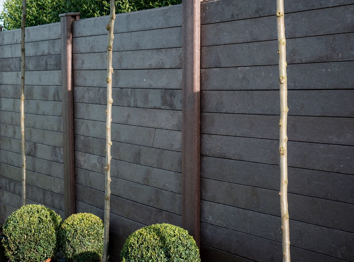 Sichtschutzwand-System aus Recycling-Kunststoff