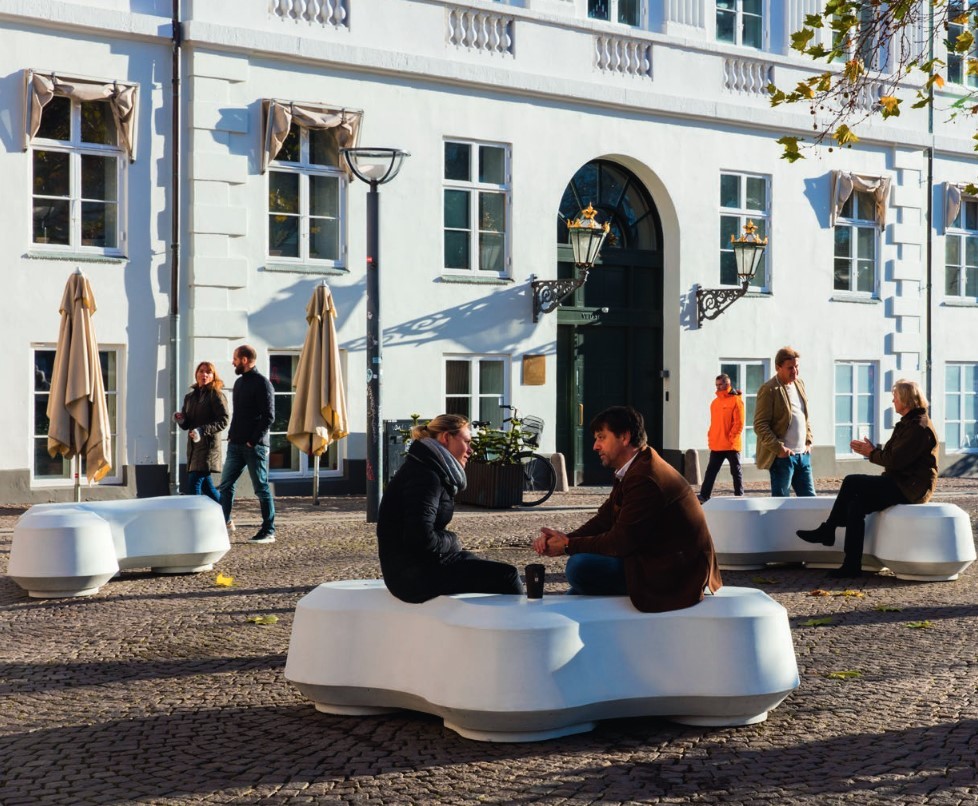 Design-Betonsperre mit Sitzbank-Funktion