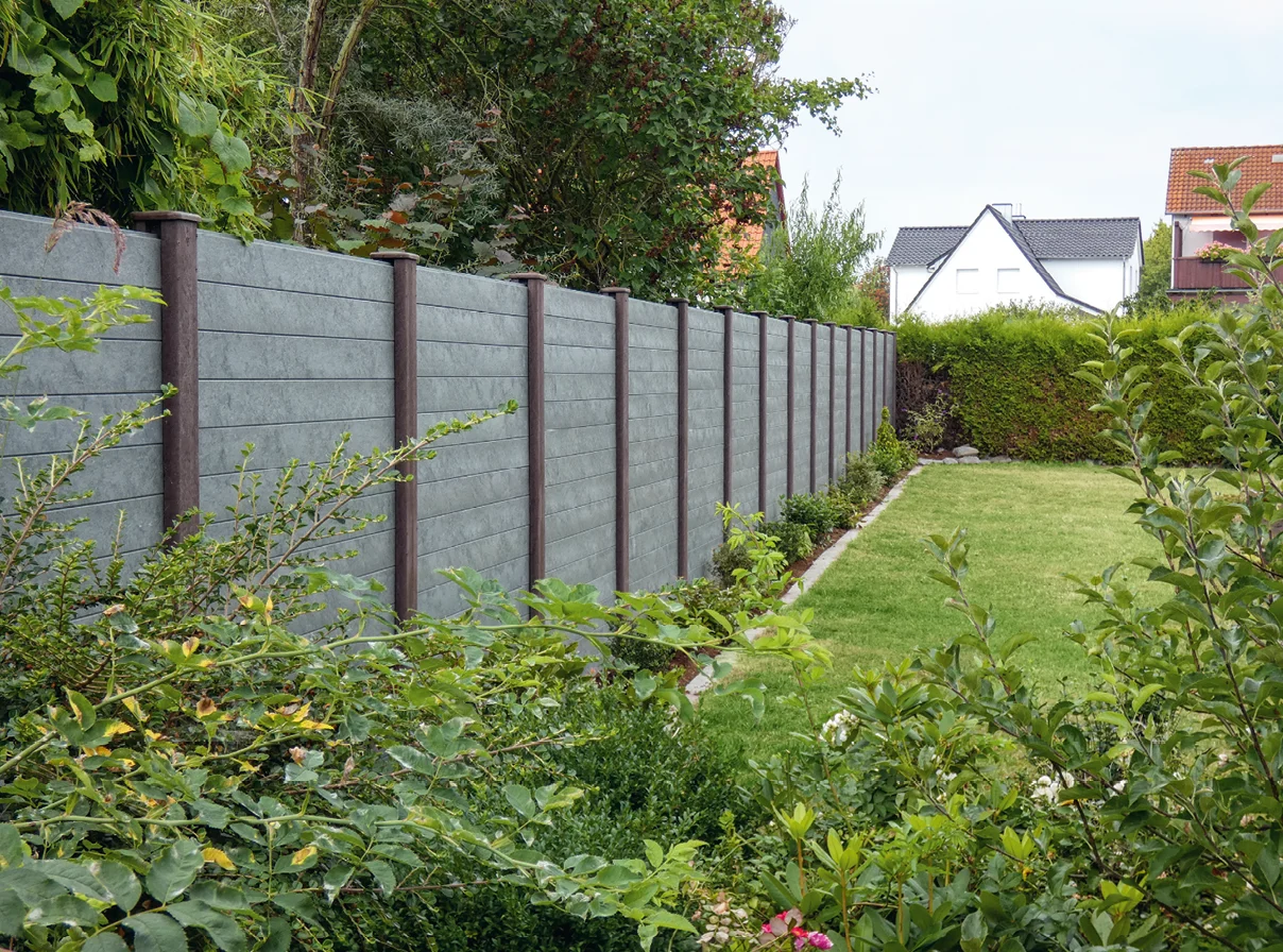 Sichtschutzwand-System aus Recycling-Kunststoff
