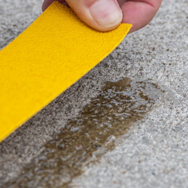 Primer 5 (increases adhesive strength of floor markings)