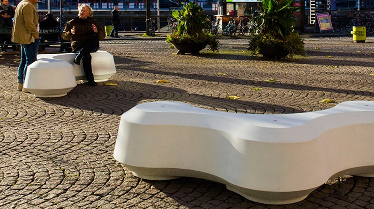Design-Betonsperre mit Sitzbank-Funktion