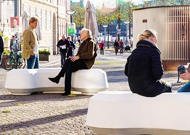 Design-Betonsperre mit Sitzbank-Funktion