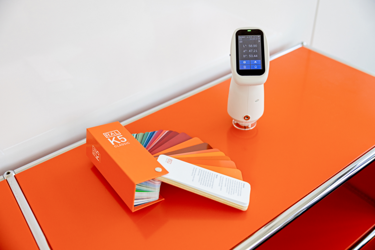 Farbspektrometer SAUTER JCS – Farbmessgerät d/8 mit SCI/SCE