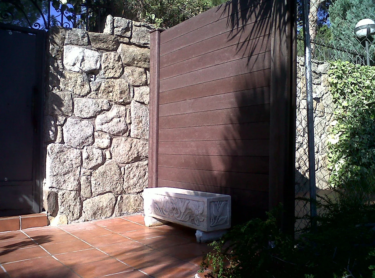 Sichtschutzwand-System aus Recycling-Kunststoff