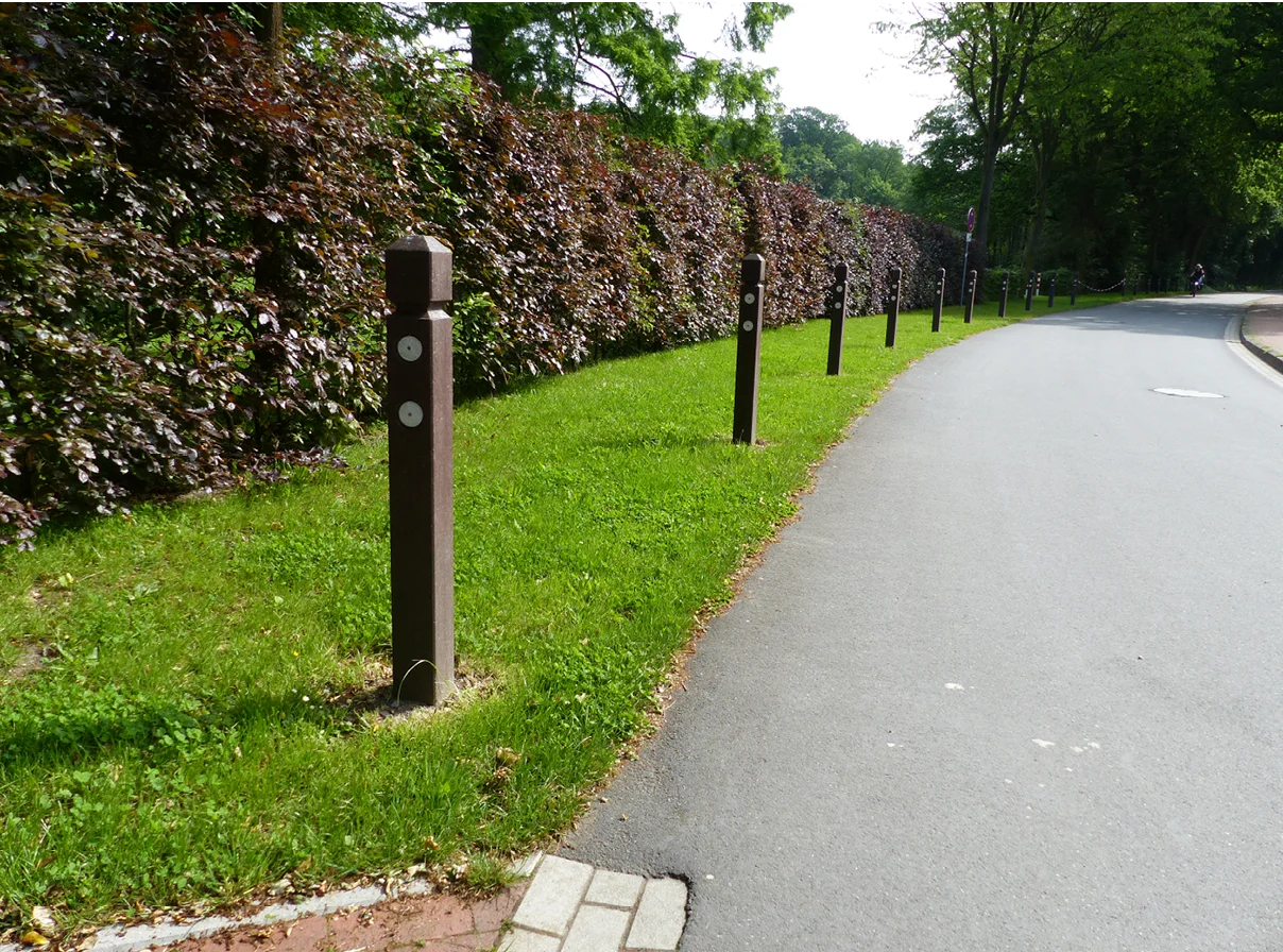 Poller mit Pyramidenkopf aus Recycling-Kunststoff, braun