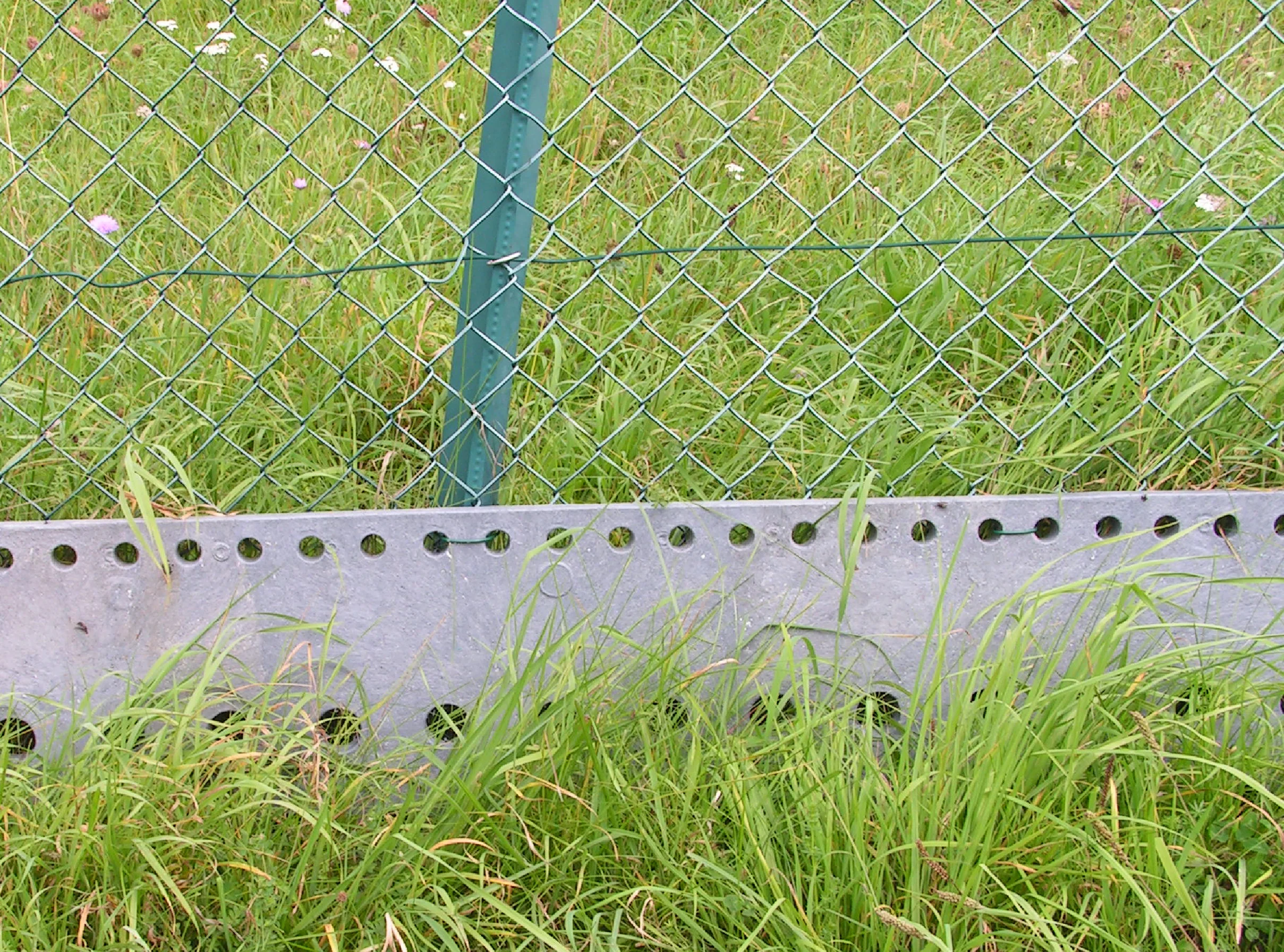 Untergrabungsschutz für Zäune aus Recycling-Kunststoff