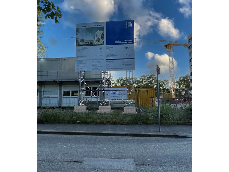 Werbetafel-Aufstellvorrichtung mit Gitterrohrmast