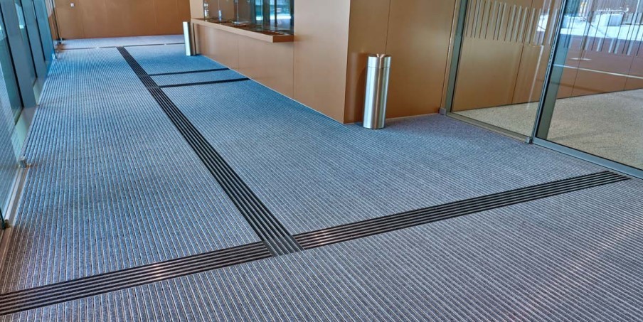 Sauberlaufmatten mit taktilem Blindenleitsystem