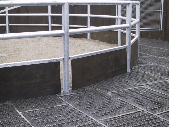 Paddock-Bodenbelag aus Recycling-Kunststoff