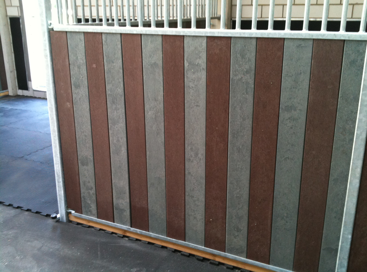 Stallbrett mit Nut und Feder aus Recycling-Kunststoff