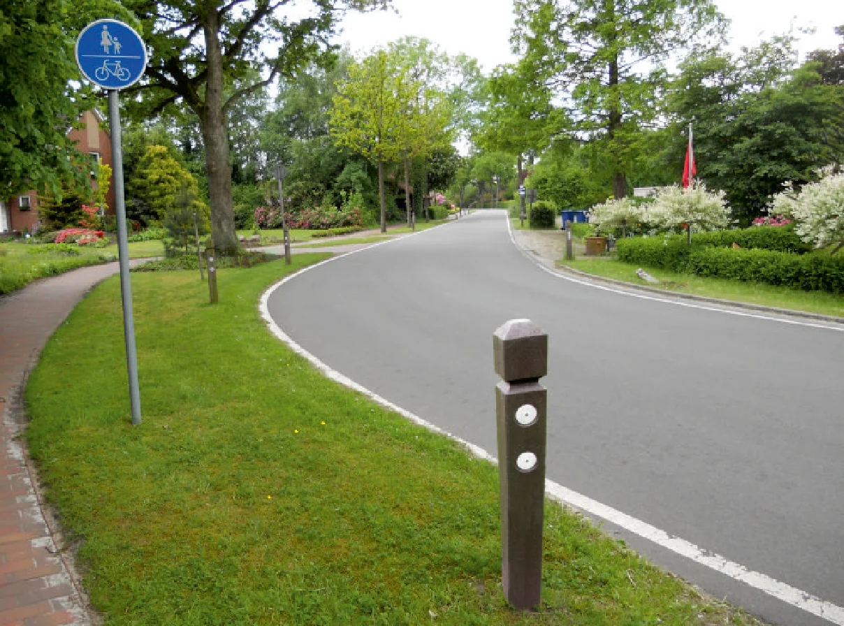 Poller mit Pyramidenkopf aus Recycling-Kunststoff, braun