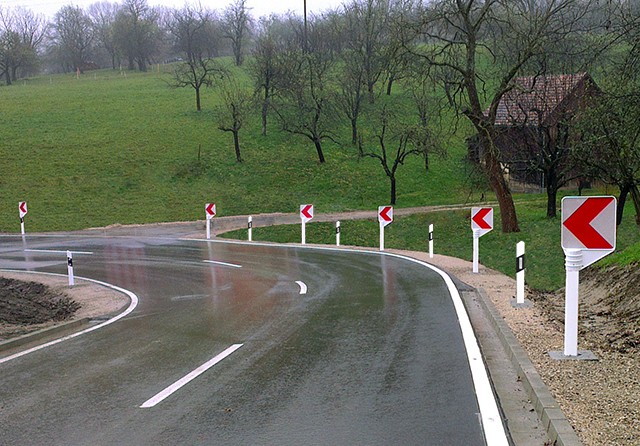 Crash-Resistant Traffic Signs