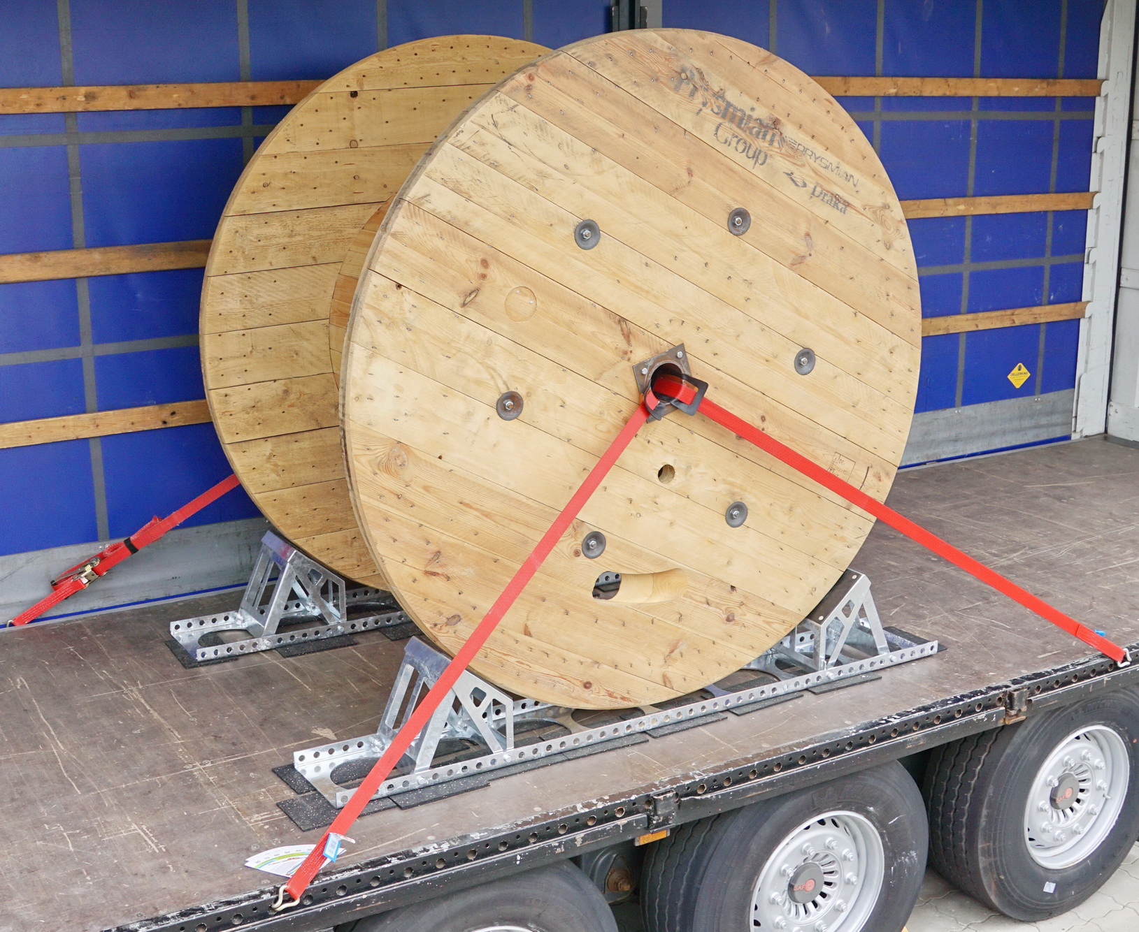 Verstellbare Ladungssicherung für Kabeltrommeln bis Ø 2.800 mm