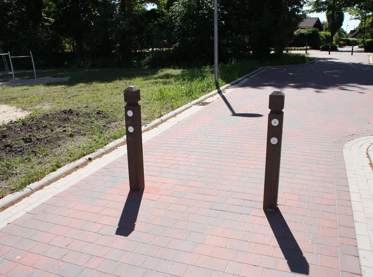 Poller mit Pyramidenkopf aus Recycling-Kunststoff, braun