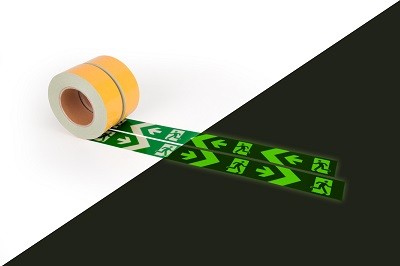 Fluoreszierendes Markierungsband als Fluchtwegkennzeichnung links