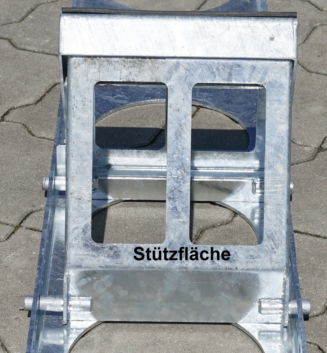 Verstellbare Ladungssicherung für Kabeltrommeln bis Ø 2.800 mm
