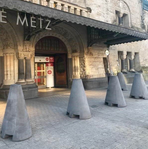 Kegel-Betonpoller